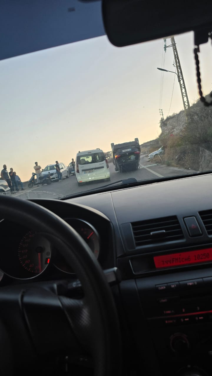 إنقلاب سيارة على طريق بلدة المجيدل