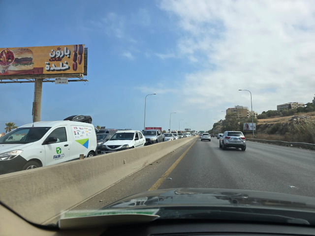 زحمة سير خانقة على اتوستراد خلدة باتجاه الجنوب بسبب تعبيد الطريق