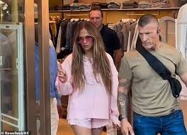 جينيفر لوبيز تُمنع من دخول متجر شانيل في إسطنبول وترد بهدوء قبل إحياء حفلها الصيفي