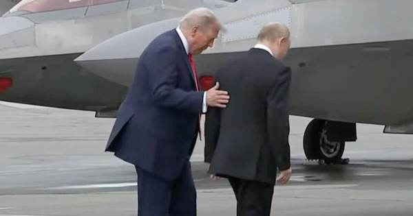 (بالفيديو) - الشبح B-2 Spirit وأربع طائرات مقاتلة من طراز F-35 ترحيباً بالرئيس الروسي فلاديمير بوتين خلال لقائه بالرئيس الأميركي دونالد ترامب