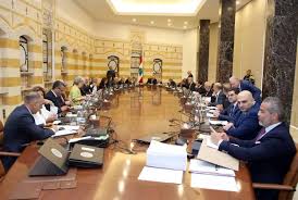 الجلسة الحكومية مستمرّة رغم انسحاب الوزراء الشيعة وقائد الجيش يقدّم الخطة حالياً