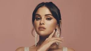 سيلينا غوميز تكشف عن صراعاتها النفسية: التنمر أثّر على ثقتي بنفسي