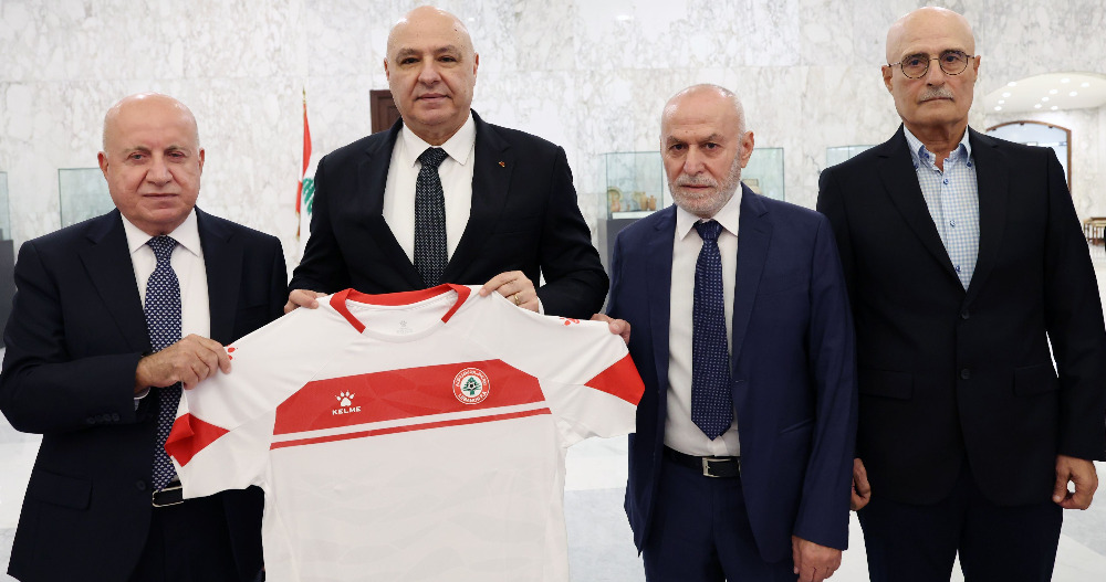الرئيس عون هنّأ منتخب لبنان تحت 23 عاماً بتأهله التاريخي إلى نهائيات كأس آسيا وتسلّم قميص المنتخب