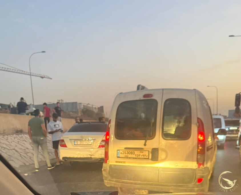 حادث سير على أوتوستراد الدامور باتجاه صيدا وزحمة سير في المحلة