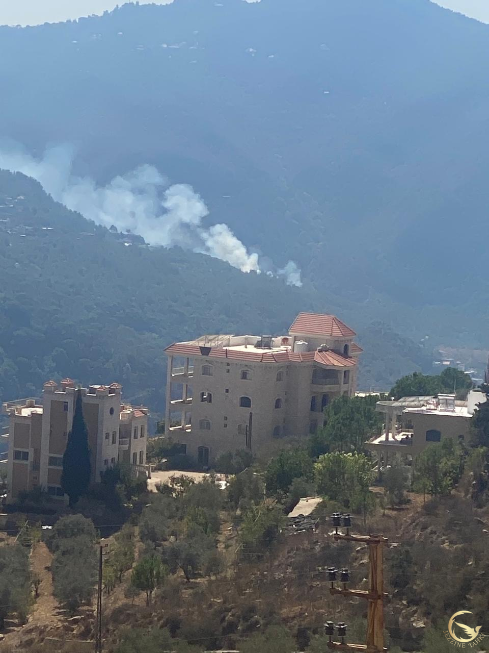 حريق بين بسري وتعيد والدفاع المدني يعمل على إخماده