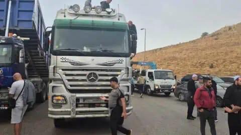أصحاب الشاحنات قطعوا طريق ضهر البيدر