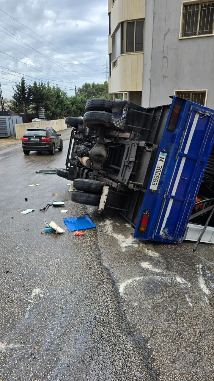 انقلاب شاحنة نقل محروقات في طلعة المحافظ في عبرا وتسرب مازوت في المحلة