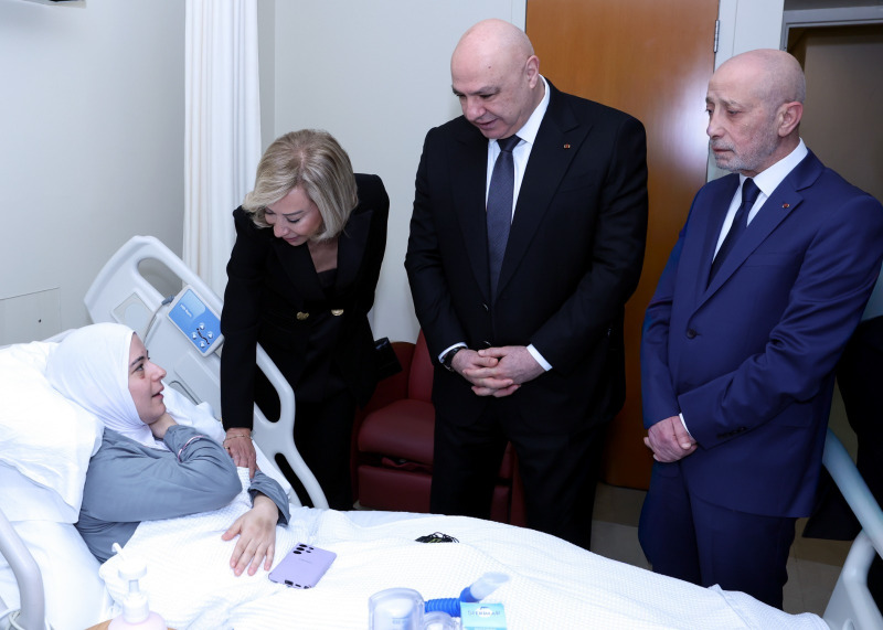 جوزاف ونعمت عون يطمئنان على أماني بزي جريحة غارة بنت جبيل