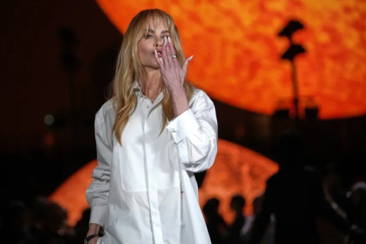 نيكول كيدمان تثير الجدل بغياب خاتم الزواج في أسبوع الموضة بباريس