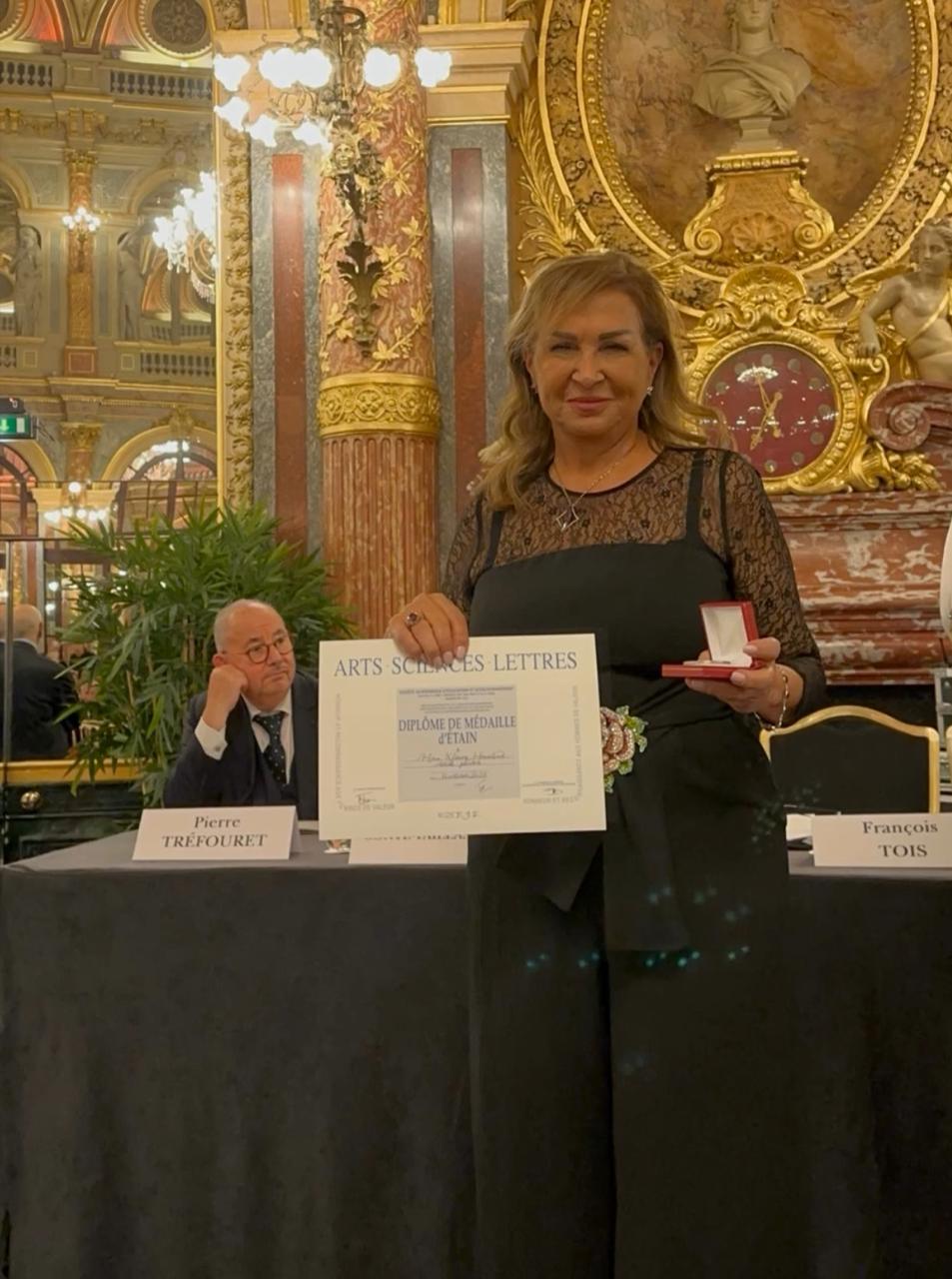 وسام التقدير الأكاديمي للرّسّامة منى كفوري معوّض