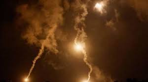 القوات الإسرائيلية تطلق قذائف مضيئة في اجواء بلدة يارون