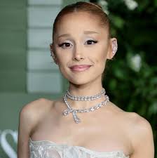 هجوم مفاجئ من معجب على #أريانا_غراندي في عرض "Wicked: For Good" بسنغافورة… و #سينثيا_إريفو تتدخل لحمايتها