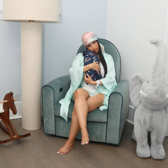 كاردي بي تحتفل بمولودها الرابع: بداية فصل جديد بالأمومة والموسيقى والأناقة