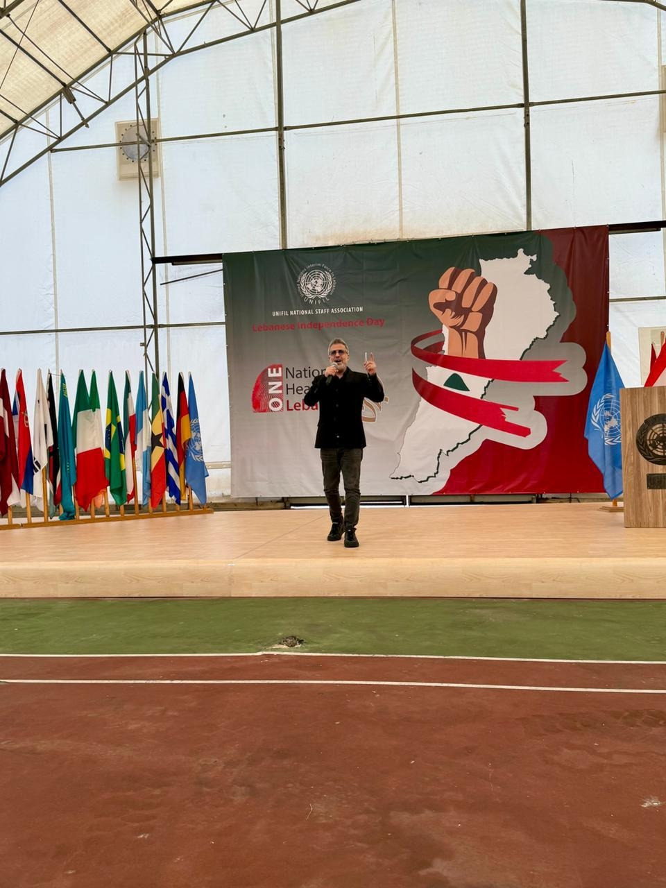 اليونيفيل تكرّم الفنان زين العمر في احتفال عيد الاستقلال اللبناني بالناقورة