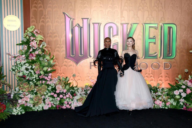 سنغافورة ترحّل أستراليًا بعد اندفاعه لمعانقة أريانا غراندي في عرض "ويكد: فور غود"