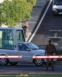 مواطنون اصطفوا عند اوتوستراد زوق مكايل - كسروان بانتظار مرور موكب البابا واهالي درعون - حريصا ينتظرونه امام مدخل السفارة وسط قرع اجراس الكنائس