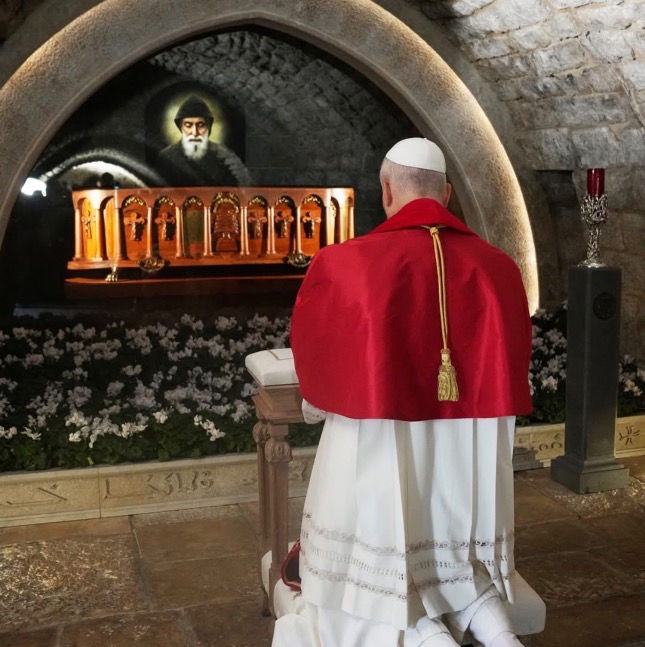 البابا لاوون من امام ضريح القديس شربل: سيروا في نور الله