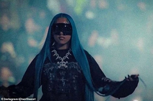 #نورث إبنة #كانييه_ويست تغني إلى جانبه أمام الآلاف