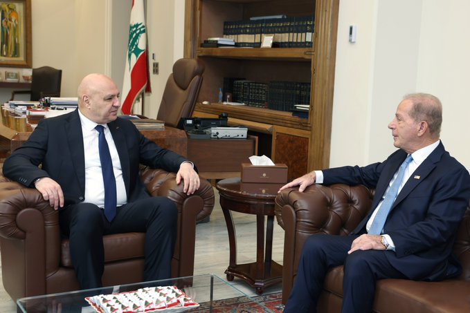 عيسى يؤكد أن وفدا عسكريا أميركيا سيصل إلى بيروت وعون يشدد على ضرورة تثبيت وقف إطلاق النار