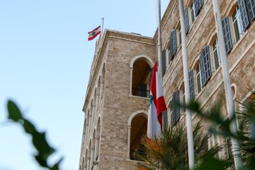 تنكيس الأعلام فوق السراي الكبير حدادا على الشيخ حمد بن خليفة آل ثاني