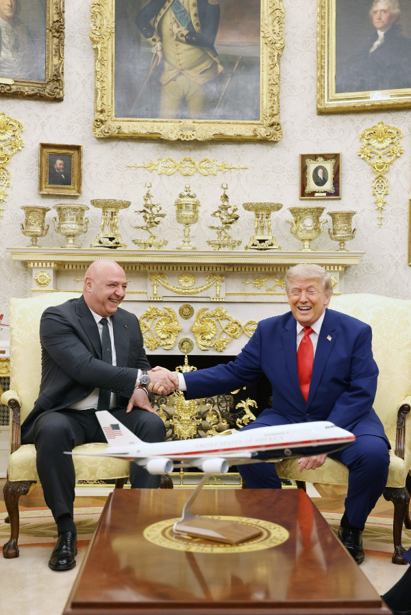 قمة أميركية- لبنانية في البيت الأبيض: ترامب يعلن أن الاسرائيليين في طور الانسحاب من المناطق اللبنانية وعون يؤكد التطابق في الرؤية لجهة السلام والاستقرار في لبنان والمنطقة