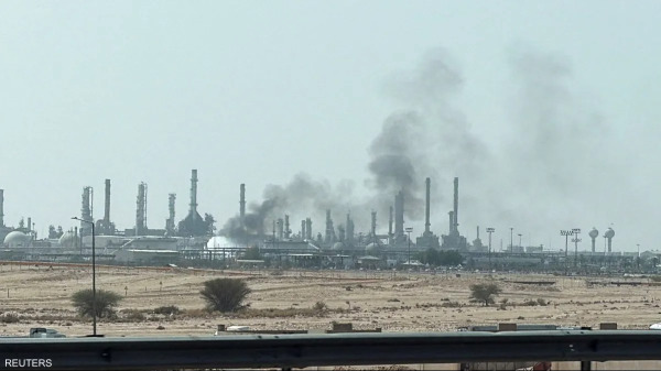 رويترز: سحابة دخان ونيران قرب منشأة لأرامكو في الرياض