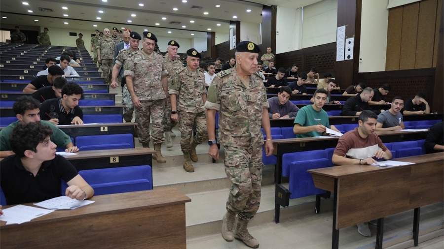 قائد الجيش بالنيابة يتفقّد سير الاختبارات النفسية والرياضية للتطوّع بصفة تلميذ ضابط في الكلية الحربية