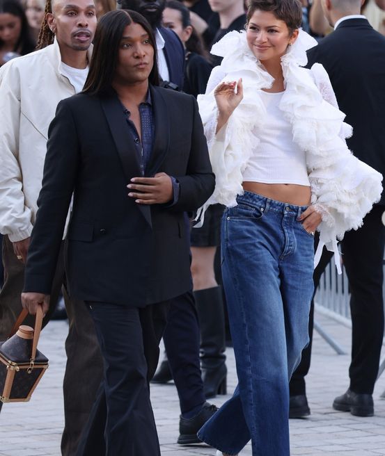 بإطلالة مميزة.. زندايا ولو روش معاً في عرض "Louis Vuitton" بباريس