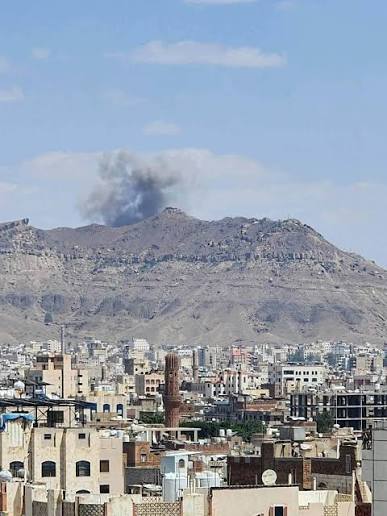 "الجزيرة": انفجارات في منطقة البريقة بعدن قرب مقر التحالف