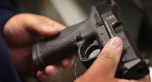 ملثمون يطلقون النار على 3 شبان في عناز وسقوط قتيلين وجريح