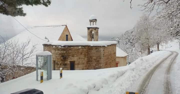 إهدن تكتسي بالثلوج