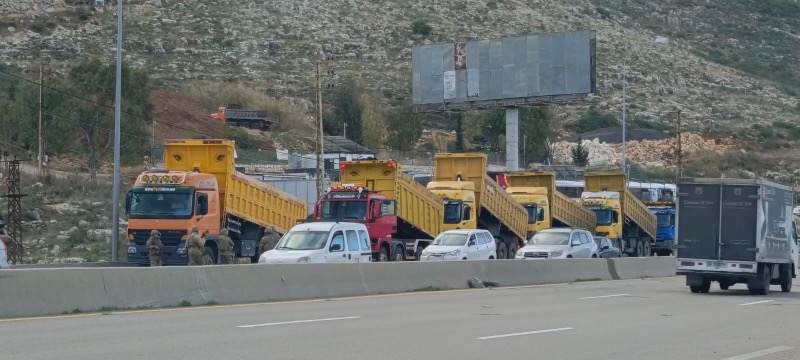 اوتوستراد صيدا بيروت سالك مع انتشار للجيش وتوقيف الشاحنات إلى جانب الطريق