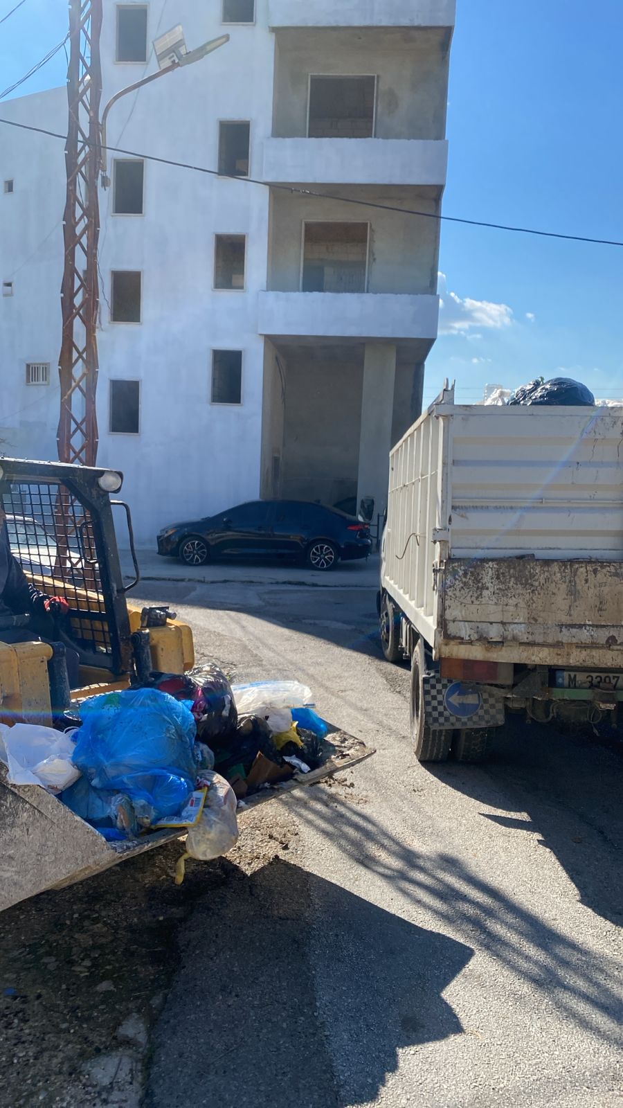 بدأ اتحاد بلديات جزين برفع النفايات من القرى بعد قرار مجلس الوزراء بأرسالهم إلى مطمر الغدير