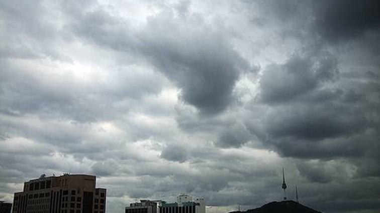 الطقس غدا غائم جزئيا مع ارتفاع بالحرارة ورياح محملة بالغبار وأمطار متفرقة