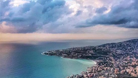 الطقس غدا غائم جزئيا مع انخفاض بالحرارة على الساحل وارتفاعها في الداخل ورياح ناشطة