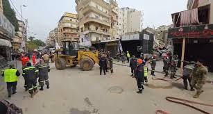 قطع الطرقات في #طرابلس بعد إنهيار مبنى جديد كان قد أخلي سابقًا و #غضب يعم الشوارع