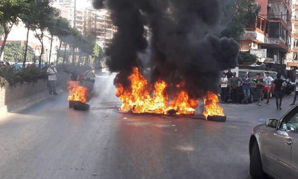 التحكم المروري: قطع السير بالاطارات المشتعلة عند مستديرة أبو علي في طرابلس من قبل بعض المحتجين
