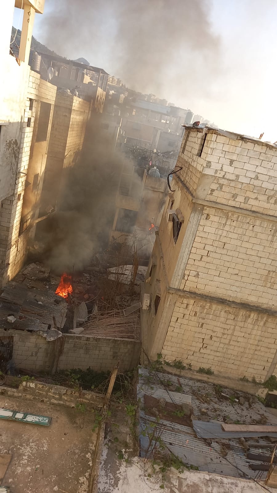 غارة على مخيم عين الحلوة في حي حطين