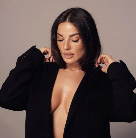 نادين نسيب نجيم: بين الجرأة والرقي… إطلالات تخطف الأنظار