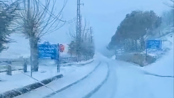 العاصفة الثلجية تقطع طريق الشوف – البقاع وتغلق مدارس المنطقة صباحًا