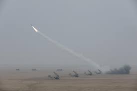 الدفاعات الكويتية تعترض صاروخا في سماء مدينة الأحمدي