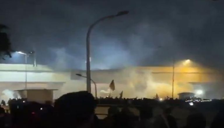 اشتباكات في محيط المنطقة الخضراء ببغداد ومحاولات لاقتحام السفارة الأميركية