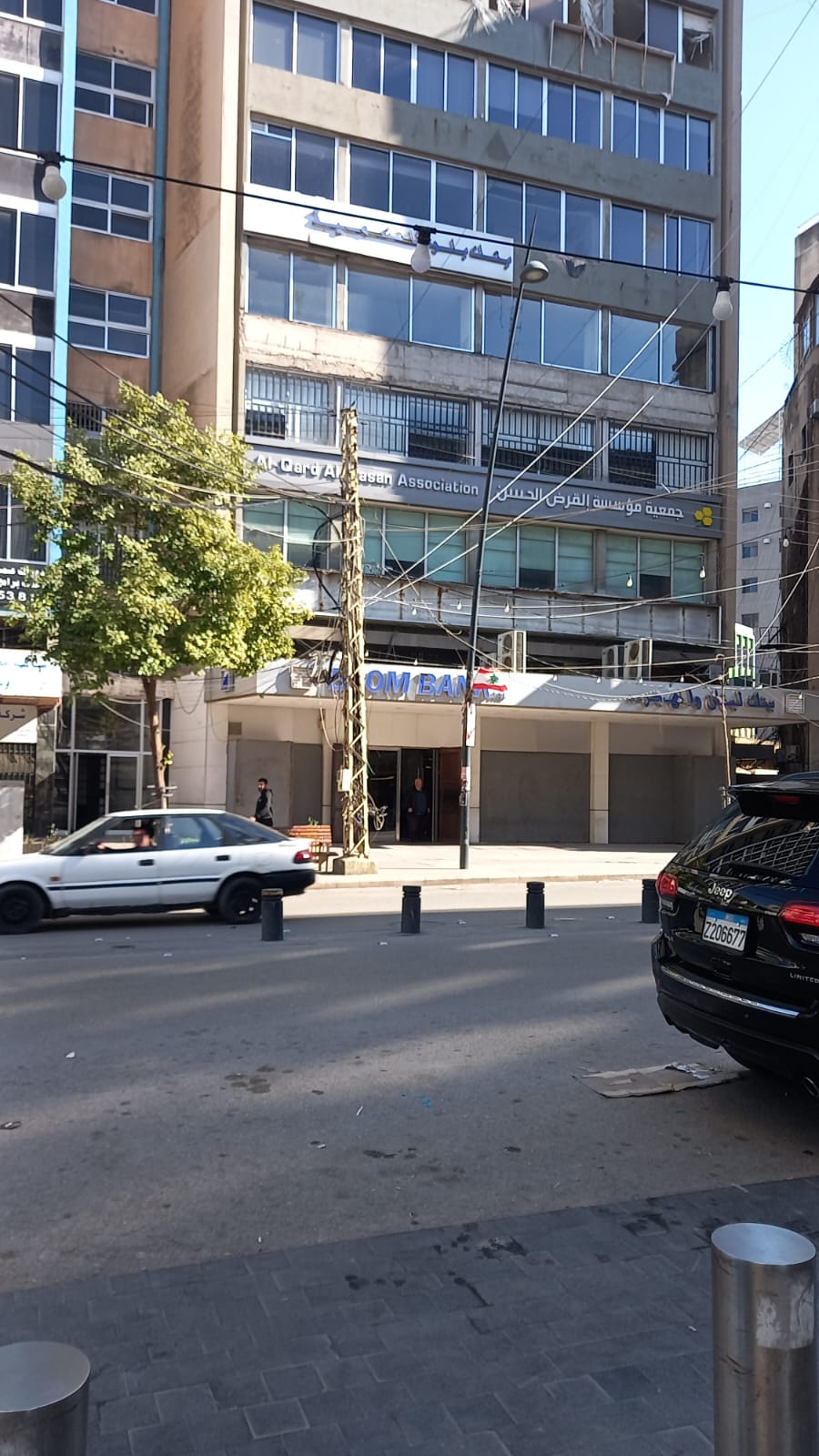 يتم اخلاء شارع المصارف في صيدا حيث هناك فرع لقرض الحسن تحسبا لأي استهداف