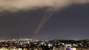 القناة 12 الإسرائيلية عن مسؤولين أمنيين: جزء من منظومة الصواريخ الإيرانية مدفون تحت الأنقاض