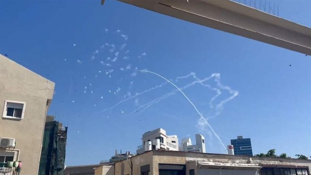 إطلاق صواريخ اعتراضية في تل أبيب