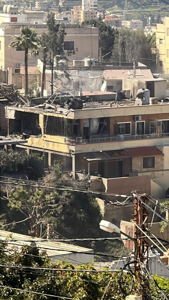 انتشال سيدة على قيد الحياة من تحت الأنقاض في بلدة الغازية – صيدا