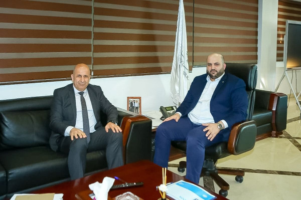 خريش تسلم 5 سيارات إسعاف مقدمة من العراق عبر وزارة الصحة