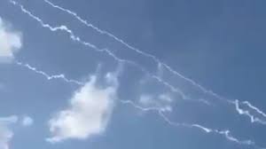 صواريخ اعتراضية إسرائيليّة تنفجر فوق الحدود اللبنانية بالتزامن مع إطلاق صورايخ لحزب الله من الجنوب باتجاه إسرائيل من ٣ قطاعات