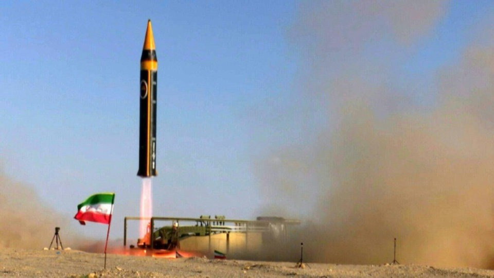 تضرر 7 مباني بعد سقوط صاروخ إيراني في تل أبيب