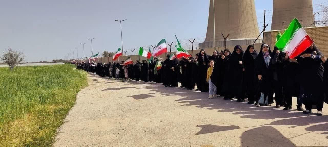 سلسلة بشرية أمام محطة كازرون لتوليد الكهرباء في إيران ردا على التهديدات الأميركية